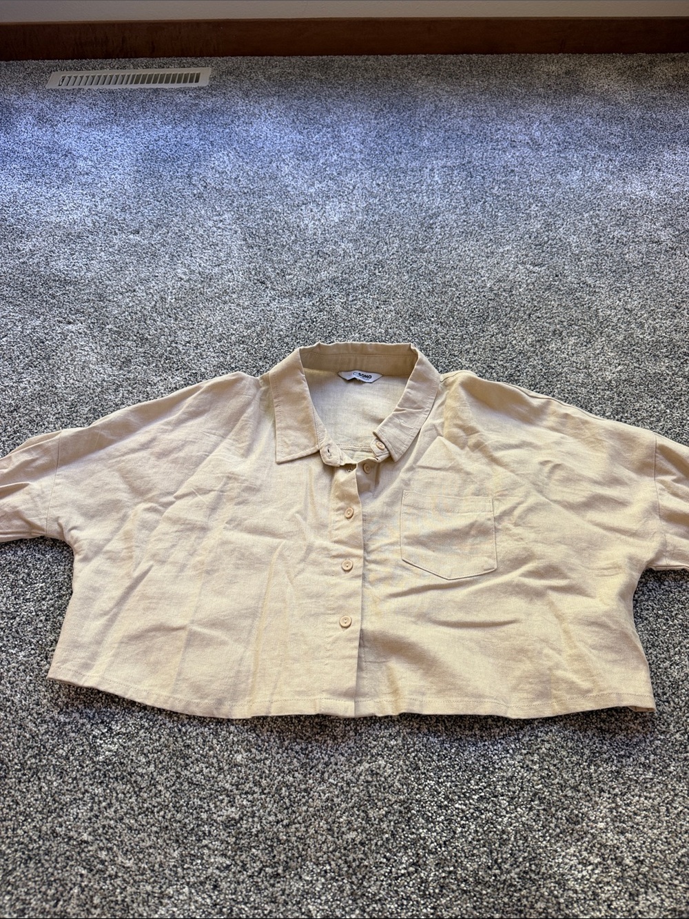 Ci Sono Cropped Button-Down Shirt in Light Beige